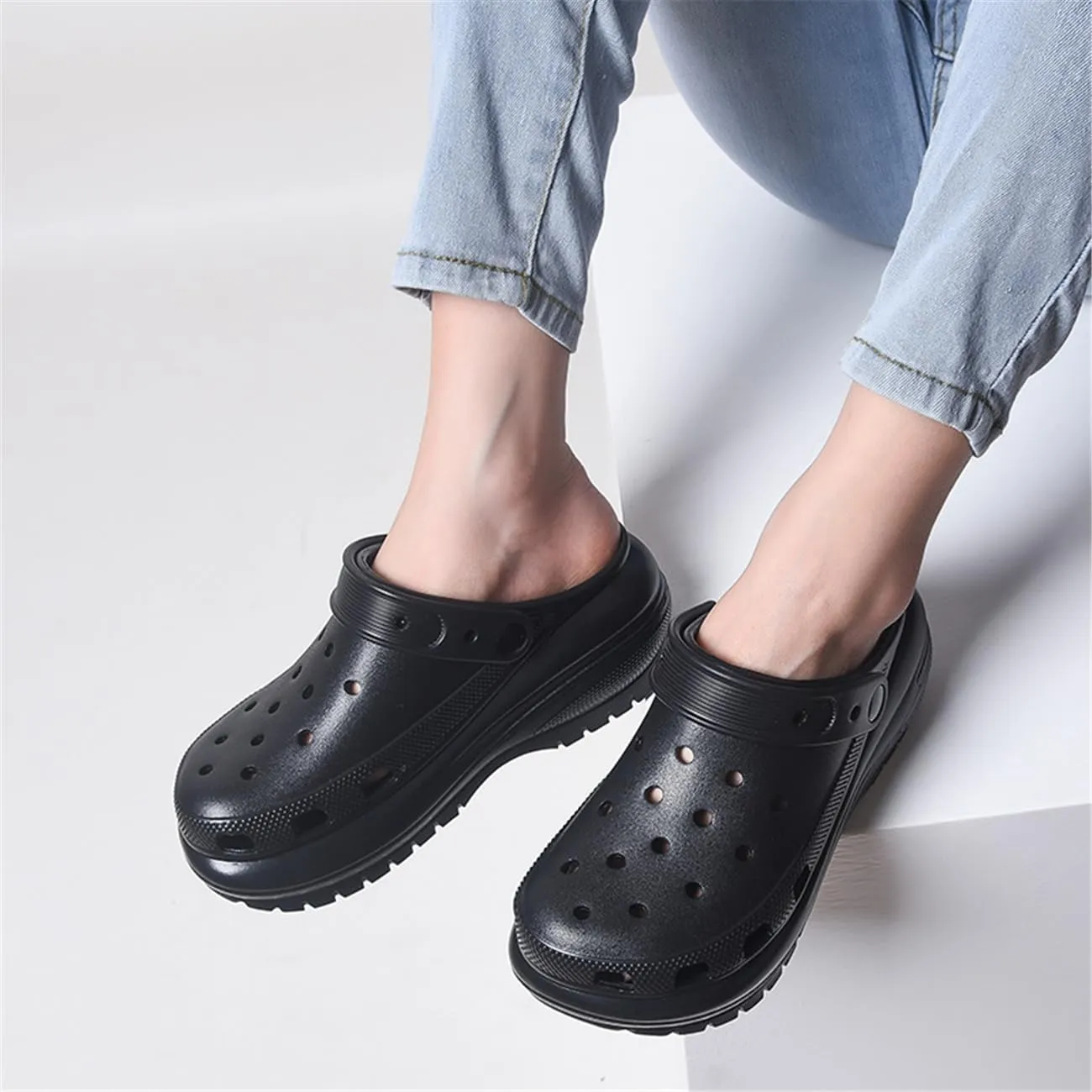 Fashion comfortable platform clogs for women's outdoor and indoor cloud slides Casual pillows sandals beach shoes jogging shoes walking shoes wading shoes